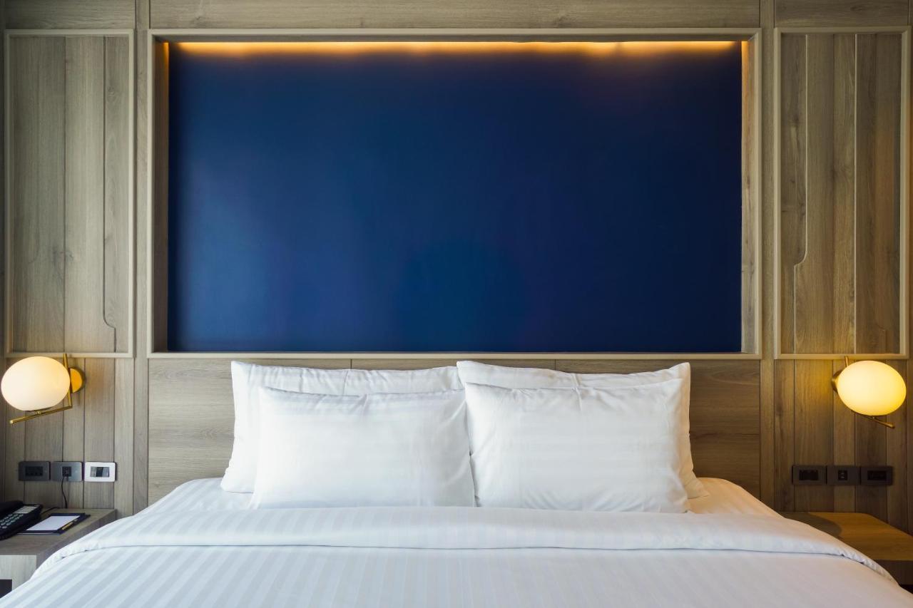 Seabed Grand Hotel Phuket - Sha Extra Plus Exteriér fotografie A bed with two pillows