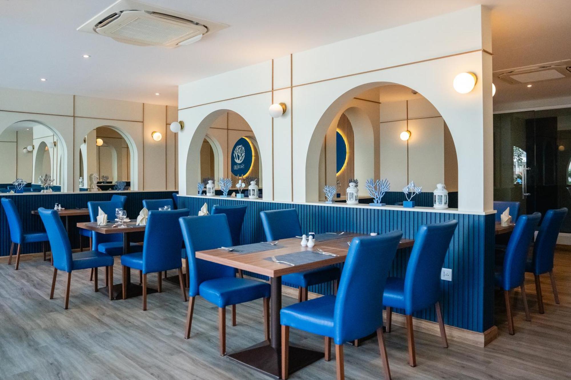 Seabed Grand Hotel Phuket - Sha Extra Plus Exteriér fotografie The interior of the restaurant